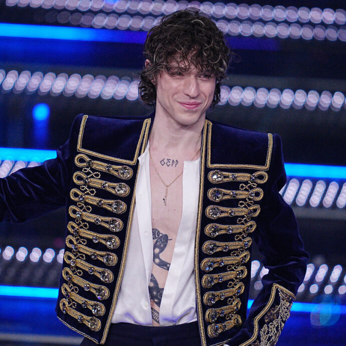 Irama: “Ho due pappagalli. A volte mi sento in colpa a rientrare tardi, perché poi devo metterli a dormire. Ti guardano, ti ‘parlano’, e ti mandano il cervello in fumo”