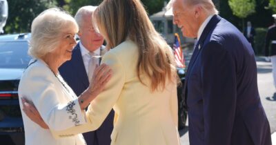 Copertina di La stretta di mano “vigorosa” di Trump e la gaffe di Camilla (sgridata da Re Carlo): come sta andando la visita dei reali inglesi a Washington
