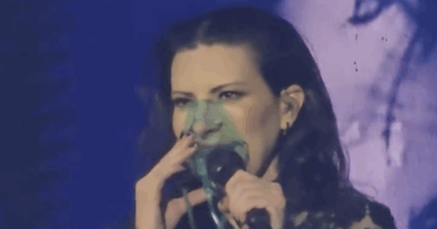 Copertina di Laura Pausini ferma il concerto e si fa portare l’ossigeno sul palco: “Si può parlare mentre si indossa questa maschera, o è meglio di no?”. Ecco cos’è successo