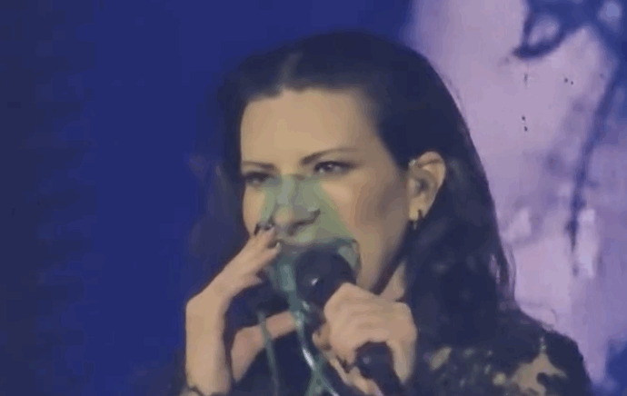 Laura Pausini ferma il concerto e si fa portare l’ossigeno sul palco: “Si può parlare mentre si indossa questa maschera, o è meglio di no?”. Ecco cos’è successo