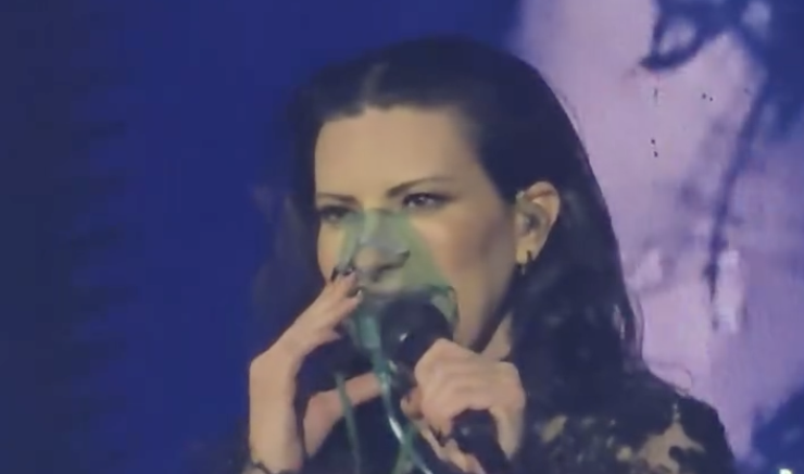 Laura Pausini ferma il concerto e si fa portare l’ossigeno sul palco: “Si può parlare mentre si indossa questa maschera, o è meglio di no?”. Ecco cos’è successo