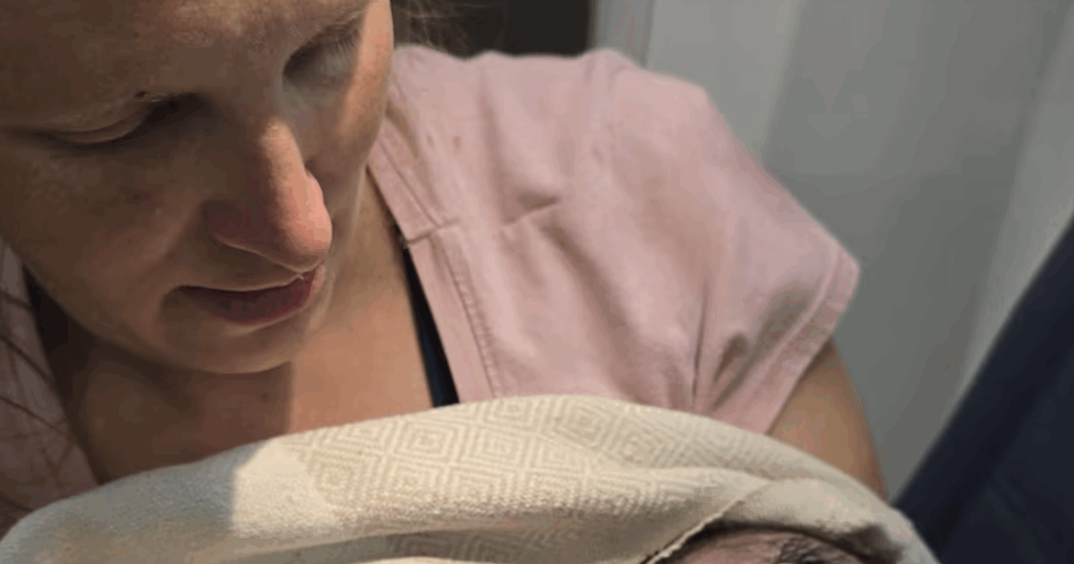 Bimba nasce in aereo a 30 minuti dall’atterraggio: “La mamma ha urlato ‘Ok, è il momento. Devo spingere’. Noi abbiamo risposto: ‘No! No!'”