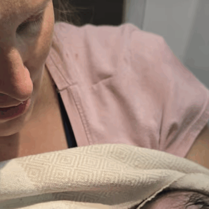 Bimba nasce in aereo a 30 minuti dall’atterraggio: “La mamma ha urlato ‘Ok, è il momento. Devo spingere’. Noi abbiamo risposto: ‘No! No!'”