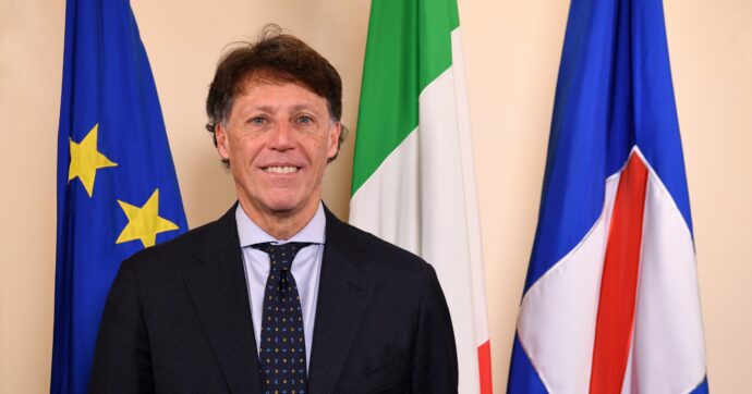 Portici, il sindaco uscente (ora assessore regionale) invita a votare il figlio: “Dare continuità al mio lavoro”