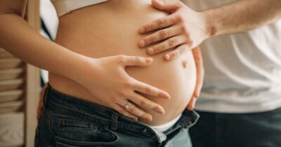 Copertina di Una donna rimane incinta di due uomini contemporaneamente: nel mondo è accaduto solo 20 volte. Ecco cos’è la “superfetazione eteropaternale”