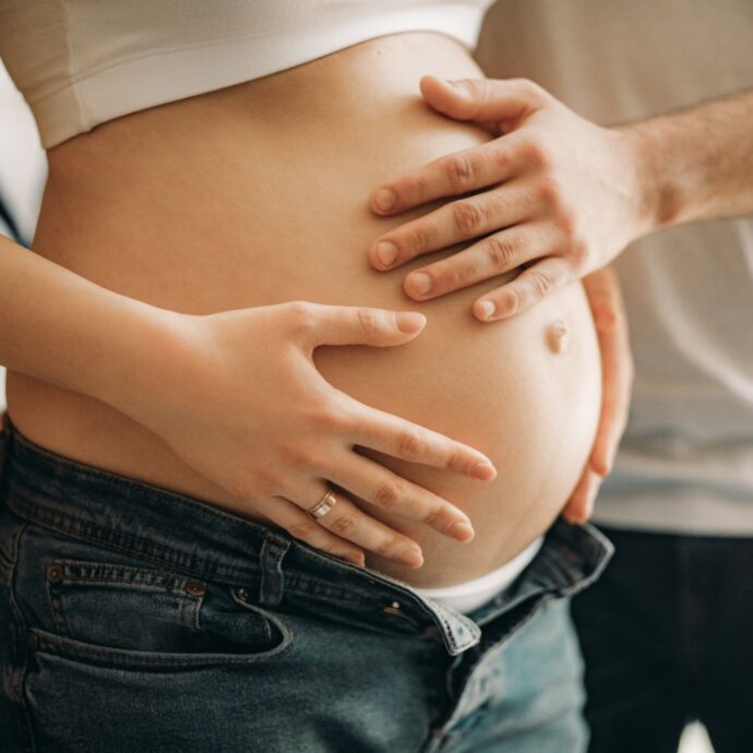 Una donna rimane incinta di due uomini contemporaneamente: nel mondo è accaduto solo 20 volte. Ecco cos’è la “superfetazione eteropaternale”