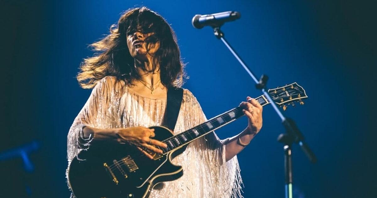 Elisa a Milano lancia l’allarme: “Mi arresteranno se manifesto. Ci vogliono più deboli, divisi e poveri. Tutti puntano al sogno dei capitalisti”. Il racconto di uno show travolgente e senza sconti