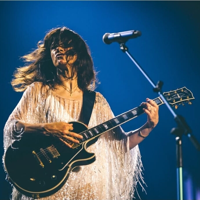 Elisa a Milano lancia l’allarme: “Mi arresteranno se manifesto. Ci vogliono più deboli, divisi e poveri. Tutti puntano al sogno dei capitalisti”. Il racconto di uno show travolgente e senza sconti