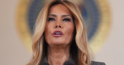 Copertina di Jimmy Kimmel scherza sullo sguardo da “vedova in attesa” di Melania. E i Trump chiedono a Abc di licenziarlo