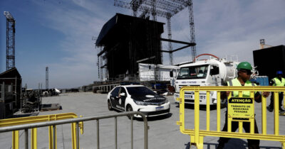 Copertina di Un operaio è morto mentre montava il palco di Shakira. Un testimone: “Le persone correvano verso la struttura crollata, lui era incastrato sotto i tralicci”