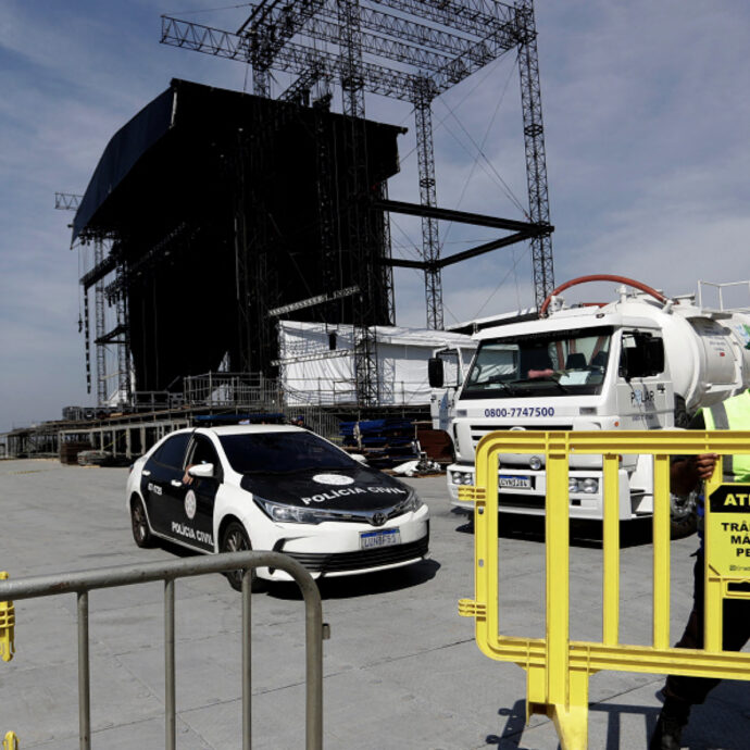 Un operaio è morto mentre montava il palco di Shakira. Un testimone: “Le persone correvano verso la struttura crollata, lui era incastrato sotto i tralicci”