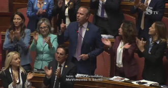 Copertina di Venezi, M5s al Senato con la spilla dei lavoratori della Fenice: “Chiuso teatrino imbarazzante. Per governo la cultura è un poltronificio”