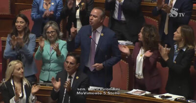 Copertina di M5s al Senato con la spilla dei lavoratori della Fenice: “Chiuso teatrino imbarazzante”