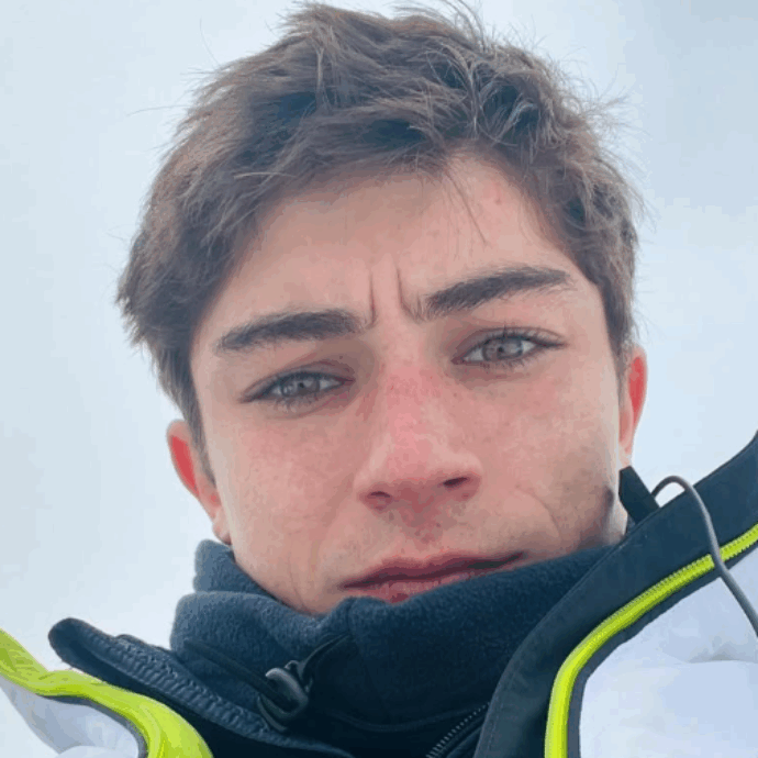 “Faccio il commesso e non me ne vergogno. Pensate che gli attori ‘medi’ guadagnino milioni, non è così. Con un progetto non si campa una vita”: le parole di Federico Russo de I Cesaroni