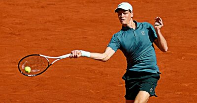 Copertina di Sinner batte Norrie: è ai quarti a Madrid. La polemica sugli orari: “Dobbiamo sistemare la programmazione”
