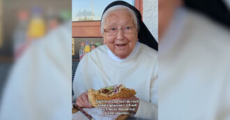 Copertina di Suora di 92 anni mangia il suo primo kebab: la giovane consorella riprende il momento e il video diventa virale