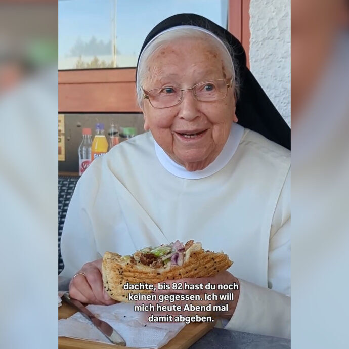 Suora di 92 anni mangia il suo primo kebab: la giovane consorella riprende il momento e il video diventa virale