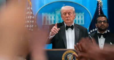 Copertina di Trump: “L’Iran ci dice di essere al collasso, vuole che riapriamo Hormuz”. Teheran propone un piano in tre fasi