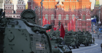 Copertina di Parata del 9 maggio a Mosca senza mezzi militari: “Rischio attentati ucraini”. Zelensky: “Possiamo colpire a 1.500 chilometri”