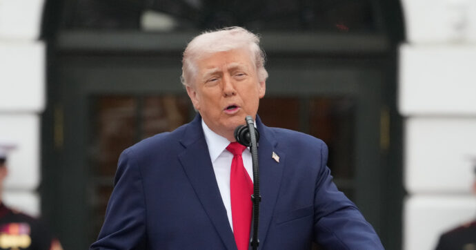 Iran, media: “Usa pensano ad attacchi brevi e potenti per sbloccare i negoziati”. Il tycoon: “Hormuz chiuso finché non ci sarà accordo sul nucleare”