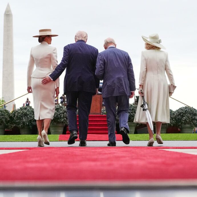 Trump dà una pacca sul fondoschiena a Melania, poi confessa di aver avuto una cotta per il Re: momenti di imbarazzo durante la visita di Carlo e Camilla