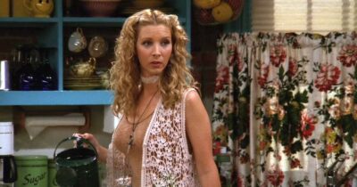 Copertina di “‘Quella stronza non riesce a leggere? Non ci prova neanche, ha mandato a put**ne la mia battuta. Accadevano cose cattive”: Lisa Kudrow sugli autori di “Friends”