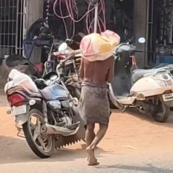 Dissotterra i resti della sorella morta mesi prima e si presenta in banca con il cadavere per sbloccare il conto: la scena choc è virale, l’istituto costretto a scusarsi