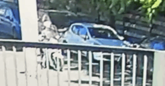 Copertina di Spari al 25 aprile, l’arrivo in scooter e la fuga verso Piramide: il video che mostra Eithan Bondì colpire due iscritti Anpi