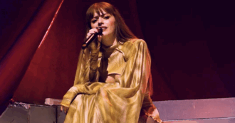 Copertina di Annalisa a Pesaro canta a sorpresa “Io vorrei… Non Vorrei… Ma se vuoi” di Lucio Battisti – IL VIDEO