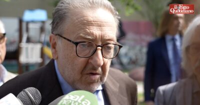 Copertina di “Picchiato mentre strappava i manifesti per Ramelli? Ha voluto andarsele a prendere”: così De Corato (Fdi) “spiega” l’aggressione a un 33enne