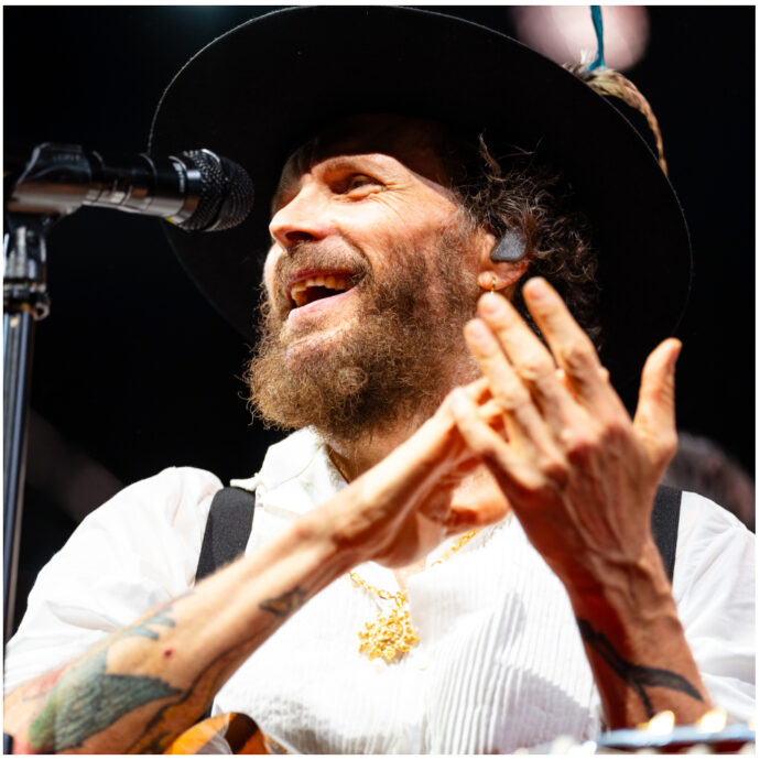 “Incontrare un’insegnante come lei è una botta di fortuna che ti può svoltare la vita in quell’età in cui la vita è tutta davanti a sé”: il ricordo di Jovanotti