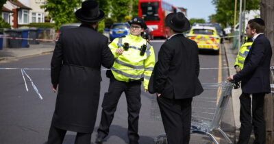 Copertina di Londra: accoltella due persone nel quartiere ebraico, fermato dal servizio di sicurezza Shomrim. L’allarme della polizia: “Ennesimo attacco in zona”