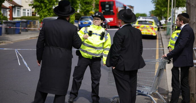 Londra: accoltella due persone nel quartiere ebraico, fermato dal servizio di sicurezza Shomrim. L’allarme della polizia: “Ennesimo attacco in zona”