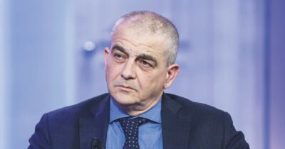 Copertina di Fazzolari ordina: ispettori anti-Russia alla Biennale