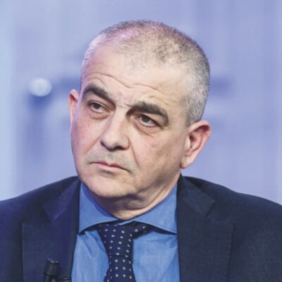 Copertina di Fazzolari ordina: ispettori anti-Russia alla Biennale. La mossa di Palazzo Chigi contro Buttafuoco