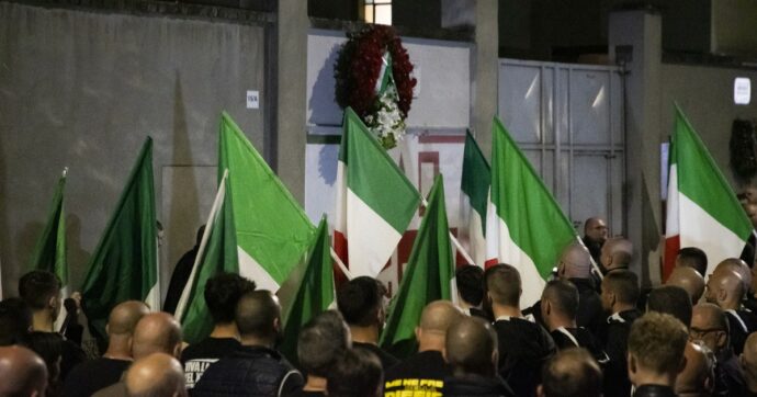 Aggredito mentre strappa i manifesti del corteo per Sergio Ramelli. Indagano i carabinieri