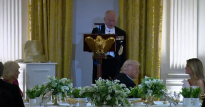 Copertina di Re Carlo senza freni con Trump, l’ironia british colpisce la Casa Bianca: “Se non fosse per noi, parlereste francese. Lavori all’ala est? Anche noi nel 1814 abbiamo provato a riqualificarla…”