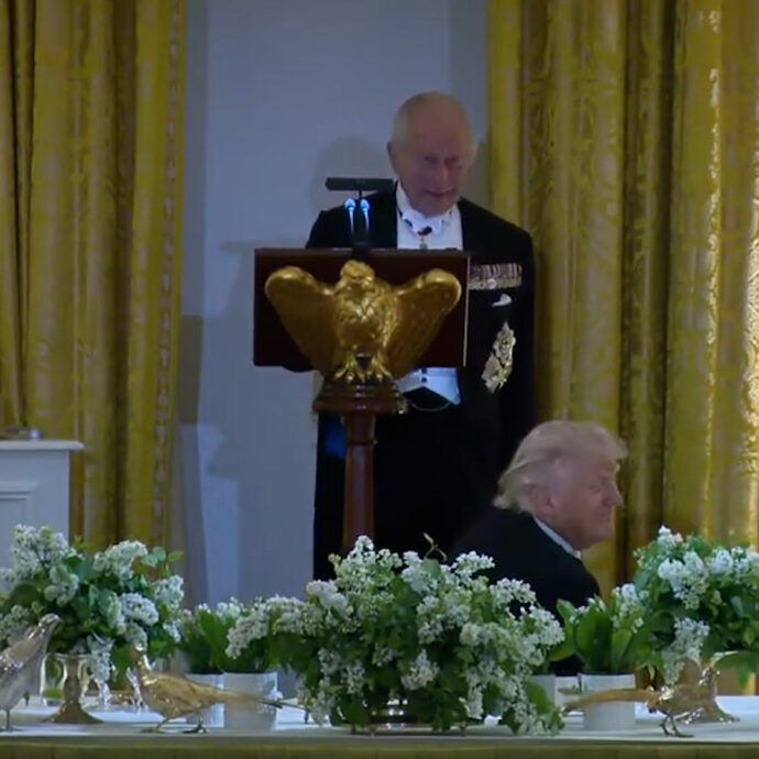 Re Carlo senza freni con Trump, l’ironia british colpisce la Casa Bianca: “Se non fosse per noi, parlereste francese. Lavori all’ala est? Anche noi nel 1814 abbiamo provato a riqualificarla…”