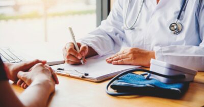 Copertina di Sanità. I medici di base sono ormai  in declino: ci salveranno solo i giovani
