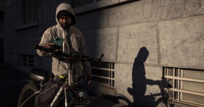 Abdur, Richard e Souleymane. La vita e i sogni di chi consegna il nostro cibo
