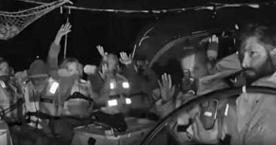 Copertina di Flotilla, Israele abborda 22 imbarcazioni: 23 italiani arrestati. Meloni: “Condanniamo il sequestro”. Tel Aviv: “Presto attivisti in Grecia” | La diretta