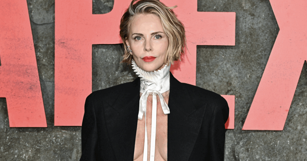 “Le mie figlie mi incoraggiano a incontrare gli uomini e selezionano anche i pretendenti. Non potrei convivere con qualcuno”: lo rivela Charlize Theron