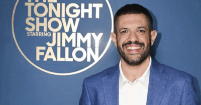 Copertina di “Ho rispetto per i mafiosi italiani in America. È molto difficile fare paura se hai la voce di Super Mario”: l’ironia di Francesco De Carlo al The Tonight Show Starring Jimmy Fallon