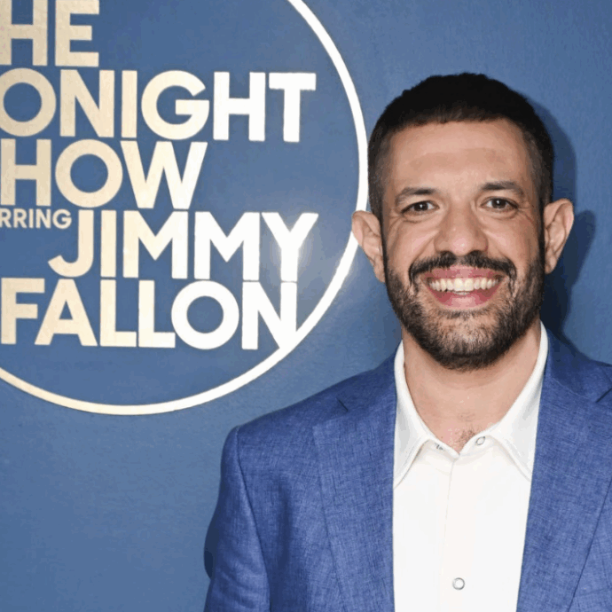 “Ho rispetto per i mafiosi italiani in America. È molto difficile fare paura se hai la voce di Super Mario”: l’ironia di Francesco De Carlo al The Tonight Show Starring Jimmy Fallon