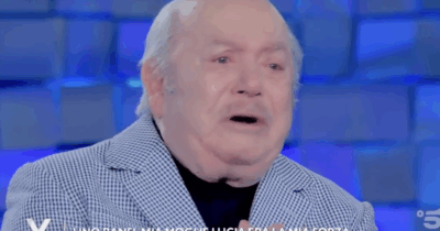 Copertina di Lino Banfi: “Un clochard mi diede un intruglio che mi infiammò le tonsille abbastanza da farmi ricoverare. La morte? Mi è comparsa davanti ma l’ho cacciata via”