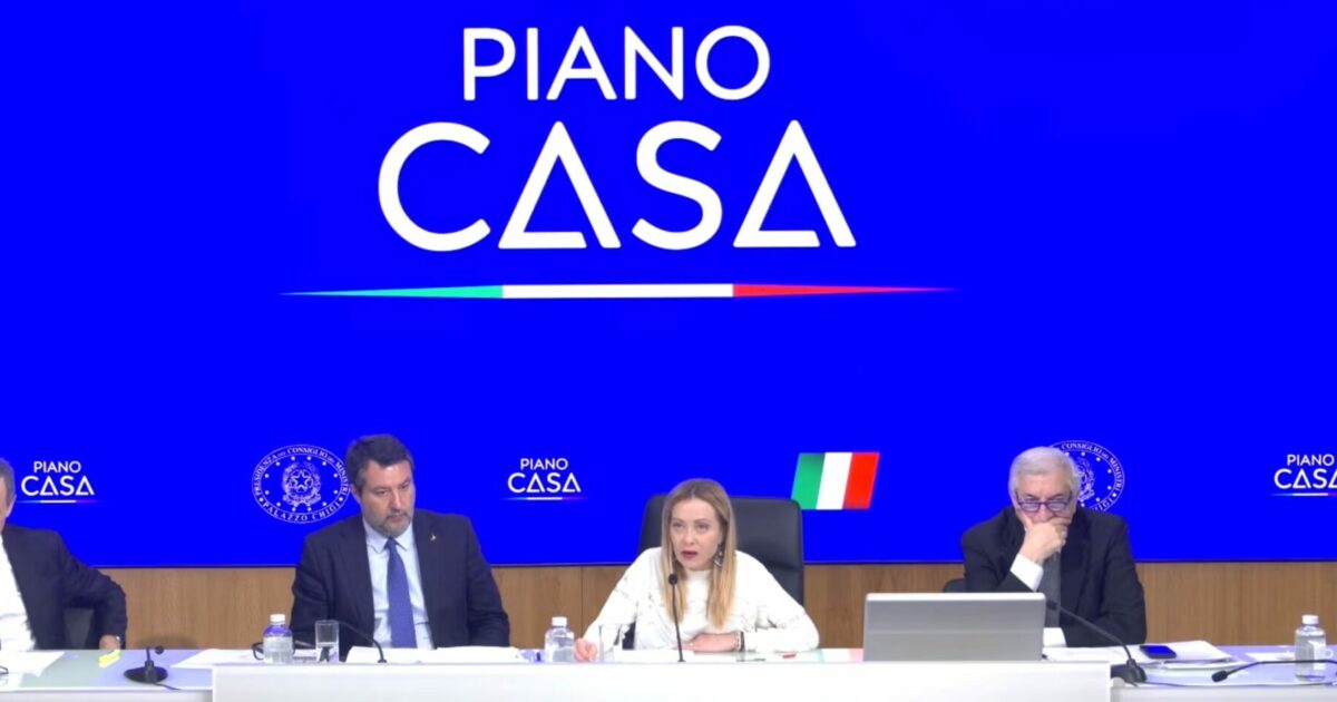 Prorogato il taglio delle accise per 21 giorni: ma solo 5 centesimi per la benzina. Via libera al Piano casa: “Obiettivo rendere disponibili 60mila alloggi”
