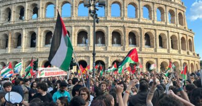 Copertina di Israele abborda 22 barche: 175 arrestati.  Tel Aviv: "Attivisti presto in Grecia". Netanyahu: "Vedranno Gaza su Youtube". Manifestazioni e piazze piene in tutta Italia | La diretta