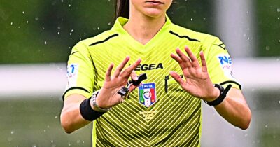 Copertina di Arbitra 16enne fischia un rigore, i familiari aggrediti con pugni in tribuna: follia a Torino. Le giocatrici: “Papà, smettila che mi stai facendo vergognare”.