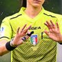 Copertina di Arbitra 16enne fischia un rigore, i familiari aggrediti con pugni in tribuna: follia a Torino. Le giocatrici: “Papà, smettila che mi stai facendo vergognare”.