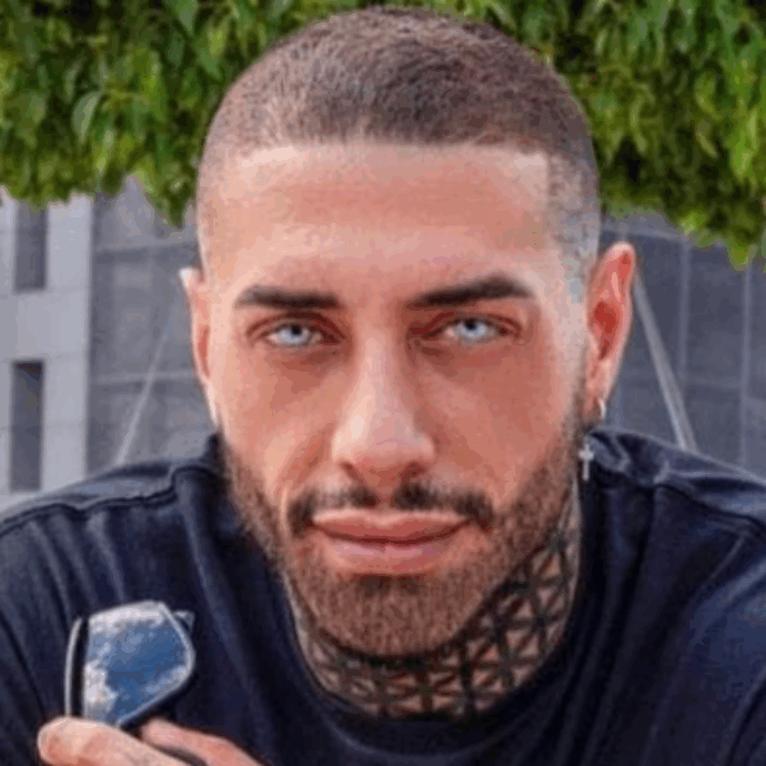 “Francesca Fagnani è stata coraggiosa a invitarmi. Dopo l’intervista mi hanno proposto di girare un film porno per 50 mila euro ma sono cattolico, non ce la faccio”: le parole di Francesco Chiofalo su Belve